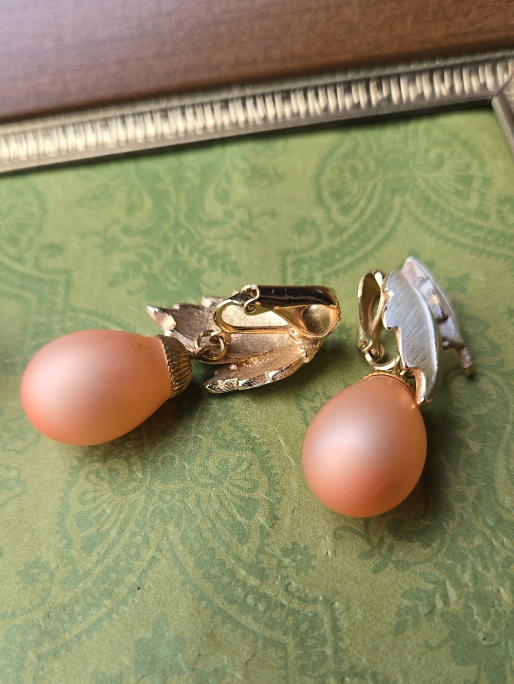 Vintage Peach and Gold Enamel Leave Grapes Brooch Necklace Pendabt Earring Set - Picture 12 of 17